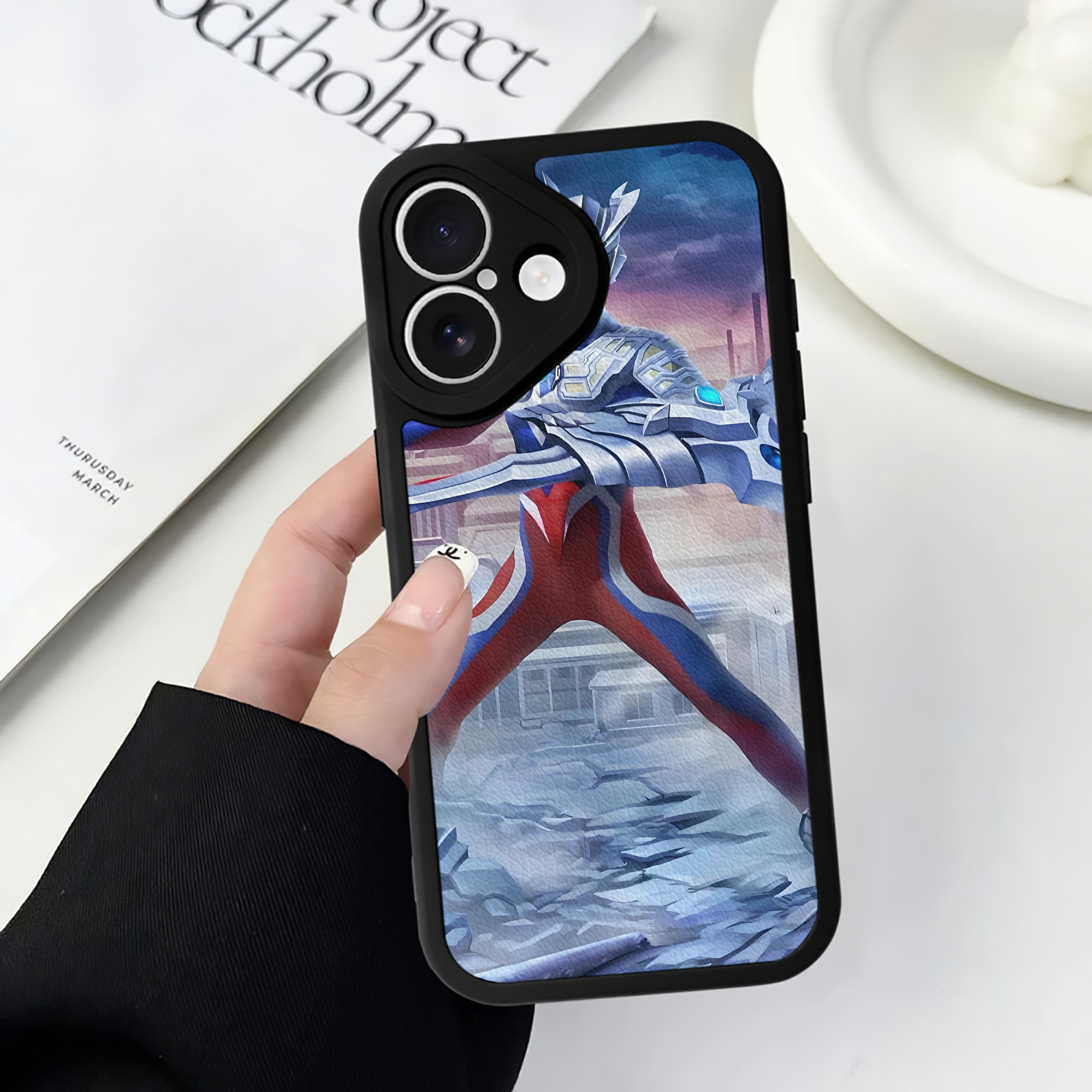 （画像用） ウルトラマン Ultraman 【iPhone 16シリーズ対応】シリコンスマホケース（レザー調） 材質：シリコン